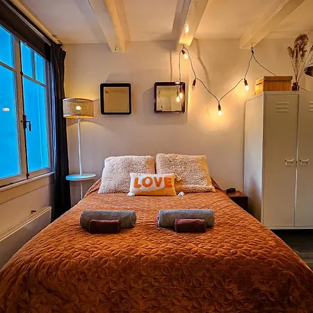 En-suite In Historic Canalhouse From 1729 *