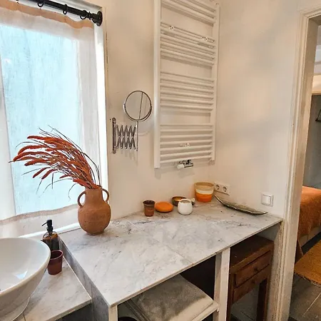 Joyjoyjoy The Red Sun Ecolicious In The Historic Canalhouse Tropics At The Canals From 1729 Pensión