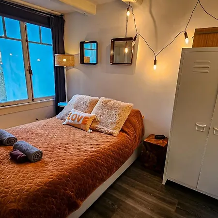 Joyjoyjoy The Red Sun Ecolicious In The Historic Canalhouse Tropics At The Canals From 1729 Penzion
